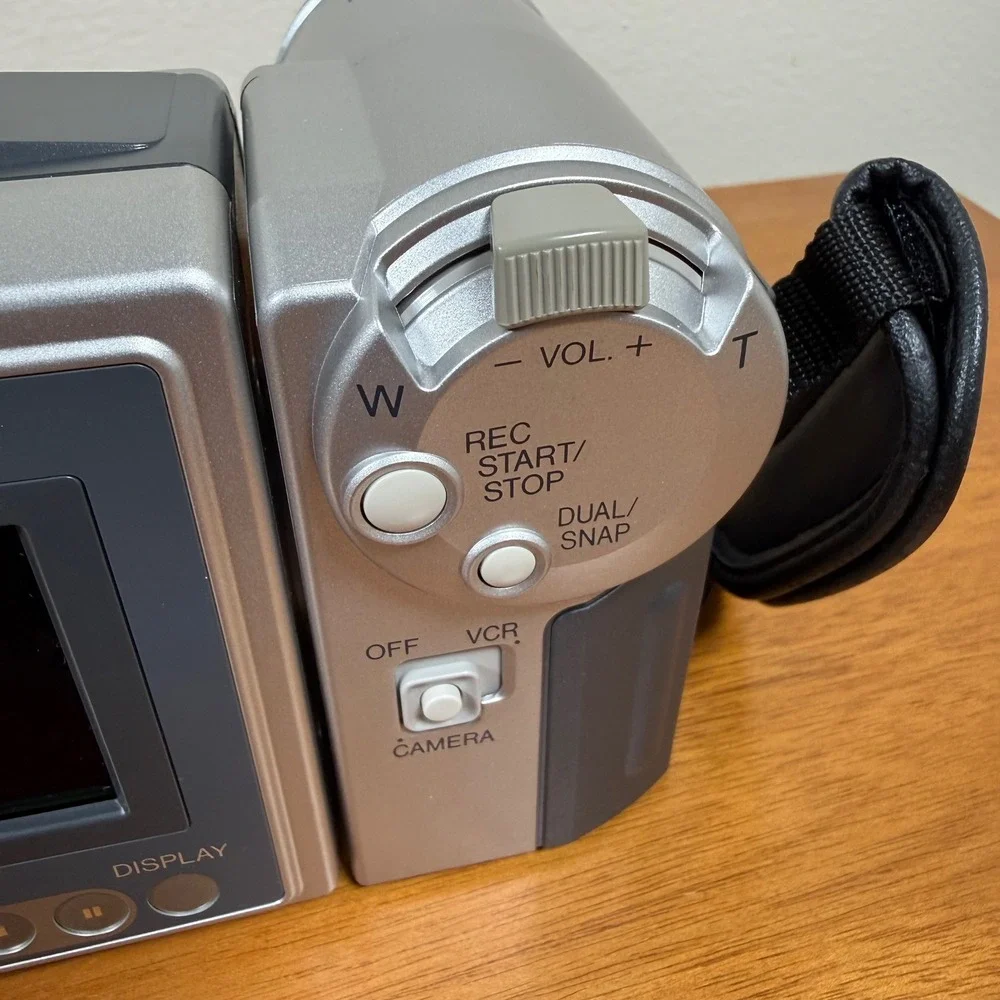 Sharp Viewcam VL-AH151 Hi8 Camcorder 400x Digital Zoom w/ Accessories No Battery